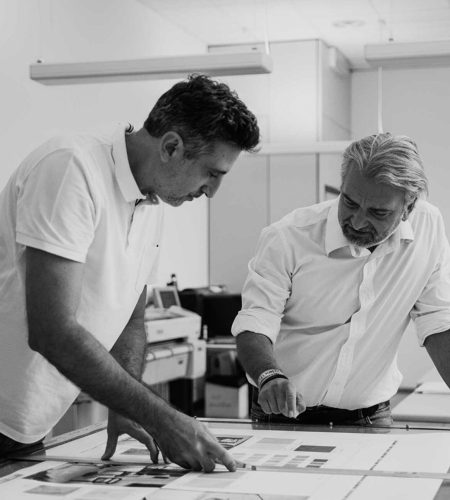 lavoratori-Ruggeri-Grafiche-Modena-controllano-le-prime-stampe